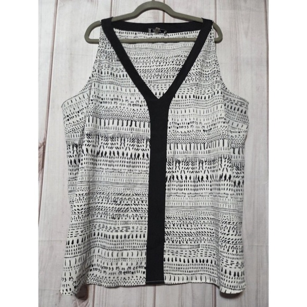 DKNYC Women 3X Black White Geometric Print Chiffon V-Neck Sleeveless Blouse Top